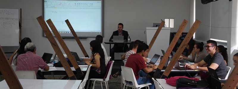Imagen Yasel Costa impartiendo una clase para la Escuela de Verano de la Universidad de Ibagué